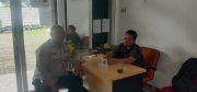 Bhabinkamtibmas Desa Budimulya Sambangi Kantor Pemuda Pancasila, Sosialisasikan Call Center 110 dan Perkuat Sinergi Kamtibmas