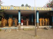 Bhabinkamtibmas Desa Talaga Jadi Pembina Upacara di SMPN 1 Cikupa, Edukasi Pelajar Cegah Bullying, Tawuran, dan Judi Online