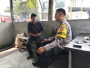 Bhabinkamtibmas Kelurahan Sukamulya Sambangi Tokoh Masyarakat, Perkuat Sinergi Kamtibmas dan Sosialisasikan Call Center 110