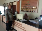 Bhabinkamtibmas Polsek Cikupa Sosialisasikan Layanan 110 di Kantor Desa Budimulya