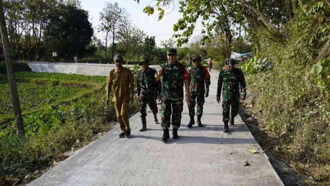 Pastikan Pembangunan Tepat Sasaran dan Tanpa Kendala: Dansatgas TMMD 129 Bojonegoro Cek Langsung Proyek Fisik di Desa Kesongo