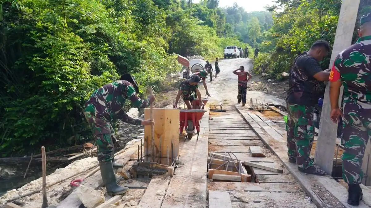 Dansatgas TMMD Ke-129 Tinjau Langsung Rehab Jembatan di Kampung Sesor, Pastikan Pembangunan Tepat Sasaran dan Berkualitas