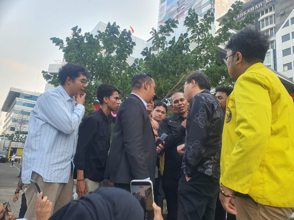 Konferensi Pers di Depan Mahkamah Konstitusi, Koalisi Pendidikan Suarakan Evaluasi Penggunaan Anggaran MBG