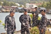 Sambut HUT Kodaeral XIV Ke-1, Prajurit Kodaeral XIV Sorong Aksi Bersih Pantai dan Dermaga
