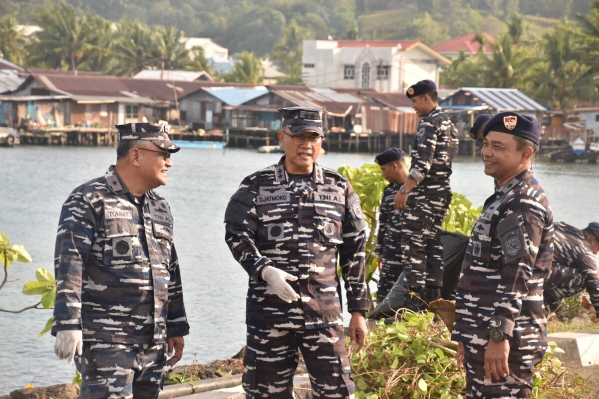 Sambut HUT Kodaeral XIV Ke-1, Prajurit Kodaeral XIV Sorong Aksi Bersih Pantai dan Dermaga