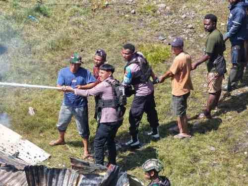 Kodim 1714/Puncak Jaya Reaksi Cepat Bantu Pemadaman Kebakaran di Kota Mulia
