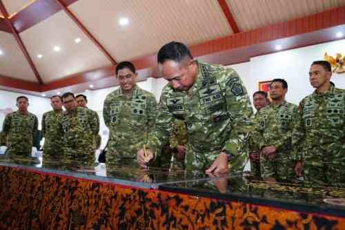 Panglima TNI Pimpin Pengesahan Doktrin "Perisai Trisula Nusantara", Tegaskan Adaptasi TNI Hadapi Perang Modern Panglima TNI Pimpin Pengesahan Doktrin "Perisai Trisula Nusantara", Tegaskan Adaptasi TNI Hadapi Perang Modern