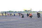 Pastikan Apron Bebas FOD, Personel Lanud Sjamsudin Noor Sisir Benda Asing Jaga Keselamatan Penerbangan Tetap Aman