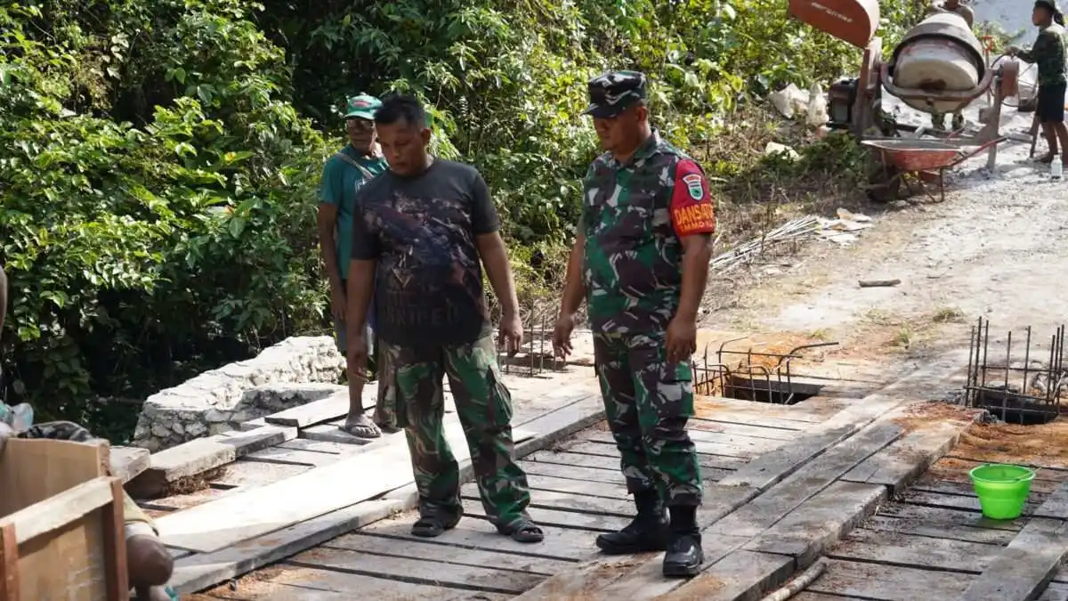 Dansatgas TMMD Ke-129 Tinjau Langsung Rehab Jembatan di Kampung Sesor, Pastikan Pembangunan Tepat Sasaran dan Berkualitas