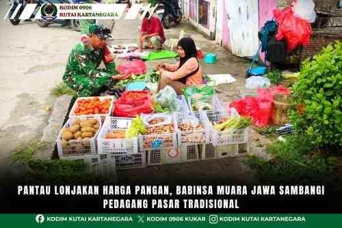 Pantau Lonjakan Harga Pangan, Babinsa Muara Jawa Sambangi Pedagang Pasar Tradisional