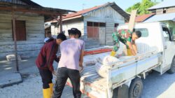 Percepatan Pembangunan RTLH, Anggota Satgas TMMD ke-129 Kodim 1505/Tidore Turunkan Material Semen