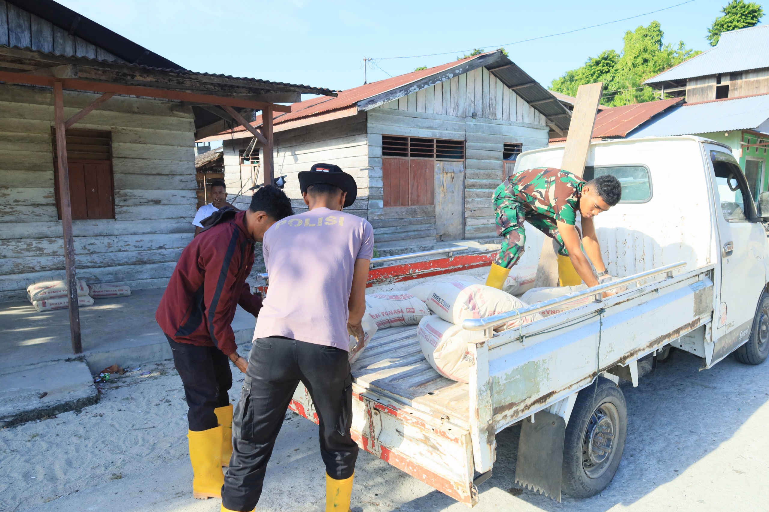 Percepatan Pembangunan RTLH, Anggota Satgas TMMD ke-129 Kodim 1505/Tidore Turunkan Material Semen