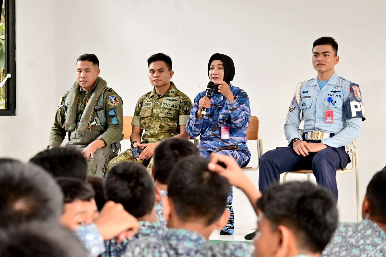 Dari Rasa Ingin Tahu Hingga Cita-Cita, Lanud Sjamsudin Noor Dekatkan Dunia TNI AU Dengan Siswa SRMP 20 Budi Luhur Dari Rasa Ingin Tahu Hingga Cita-Cita, Lanud Sjamsudin Noor Dekatkan Dunia TNI AU Dengan Siswa SRMP 20 Budi Luhur