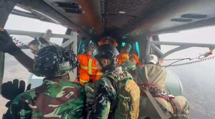 Tim Alpha Laksanakan Fastrope ke Titik Api, Siap Buka Jalan Tim Free Fall di Pekanbaru Tim Alpha Laksanakan Fastrope ke Titik Api, Siap Buka Jalan Tim Free Fall di Pekanbaru