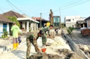 Menembus Terik Demi Pelosok Desa: Satgas TMMD 129 Bojonegoro dan Warga Kesongo Wujudkan Drainase Bebas Banjir