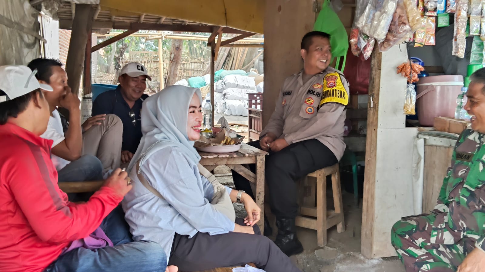 Bhabinkamtibmas dan Babinsa Desa Bojong Gelar Warung Bhabinkamtibmas, Pererat Komunikasi dengan Warga Bhabinkamtibmas dan Babinsa Desa Bojong Gelar Warung Bhabinkamtibmas, Pererat Komunikasi dengan Warga