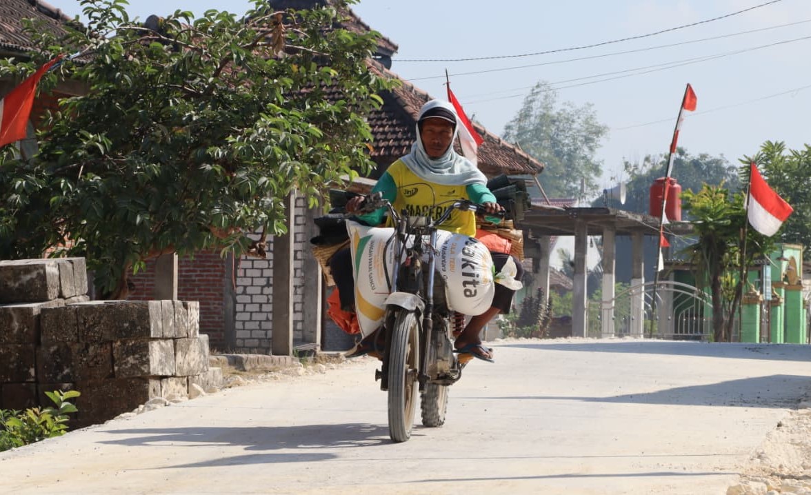 Senyum Warga Merekah: Jalan Beton TMMD 129 Bojonegoro di Kesongo Terwujud Senyum Warga Merekah: Jalan Beton TMMD 129 Bojonegoro di Kesongo Terwujud