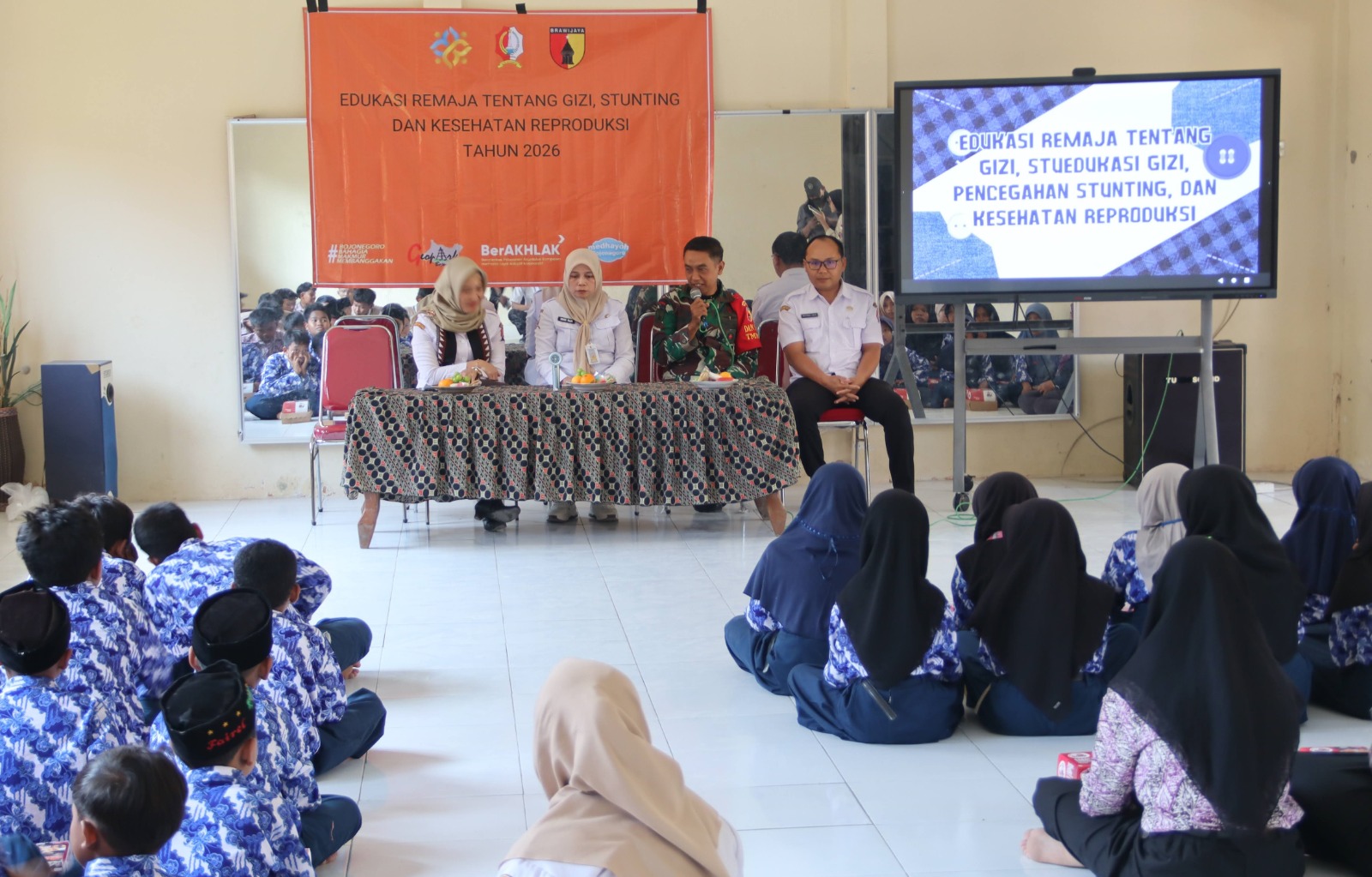 Sentuh Hati Generasi Muda: Satgas TMMD 129 Bojonegoro dan DP3AKB Edukasi Stunting, serta Kesehatan Reproduksi di Kesongo Sentuh Hati Generasi Muda: Satgas TMMD 129 Bojonegoro dan DP3AKB Edukasi Stunting, serta Kesehatan Reproduksi di Kesongo