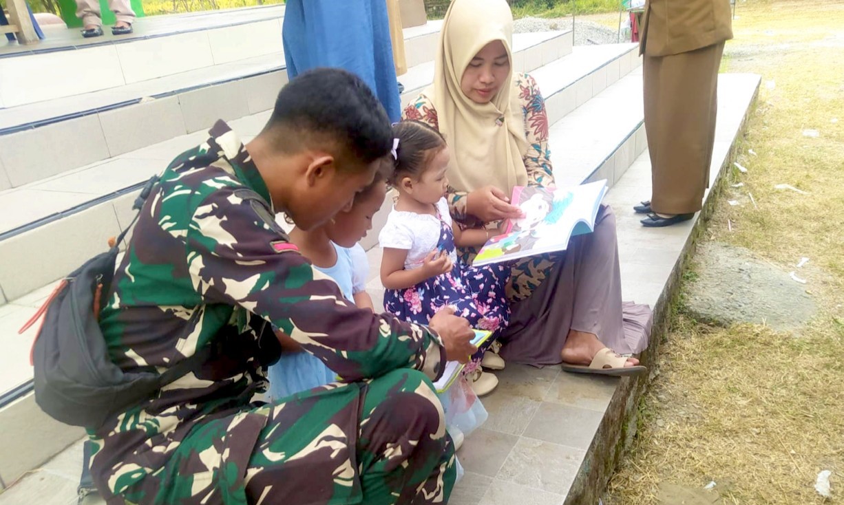 Menyemai Benih-Benih Kecerdasan: Ketika Satgas TMMD 129 Bojonegoro Membuka ‘Jendela Dunia’ Anak-Anak Kesongo Menyemai Benih-Benih Kecerdasan: Ketika Satgas TMMD 129 Bojonegoro Membuka ‘Jendela Dunia’ Anak-Anak Kesongo
