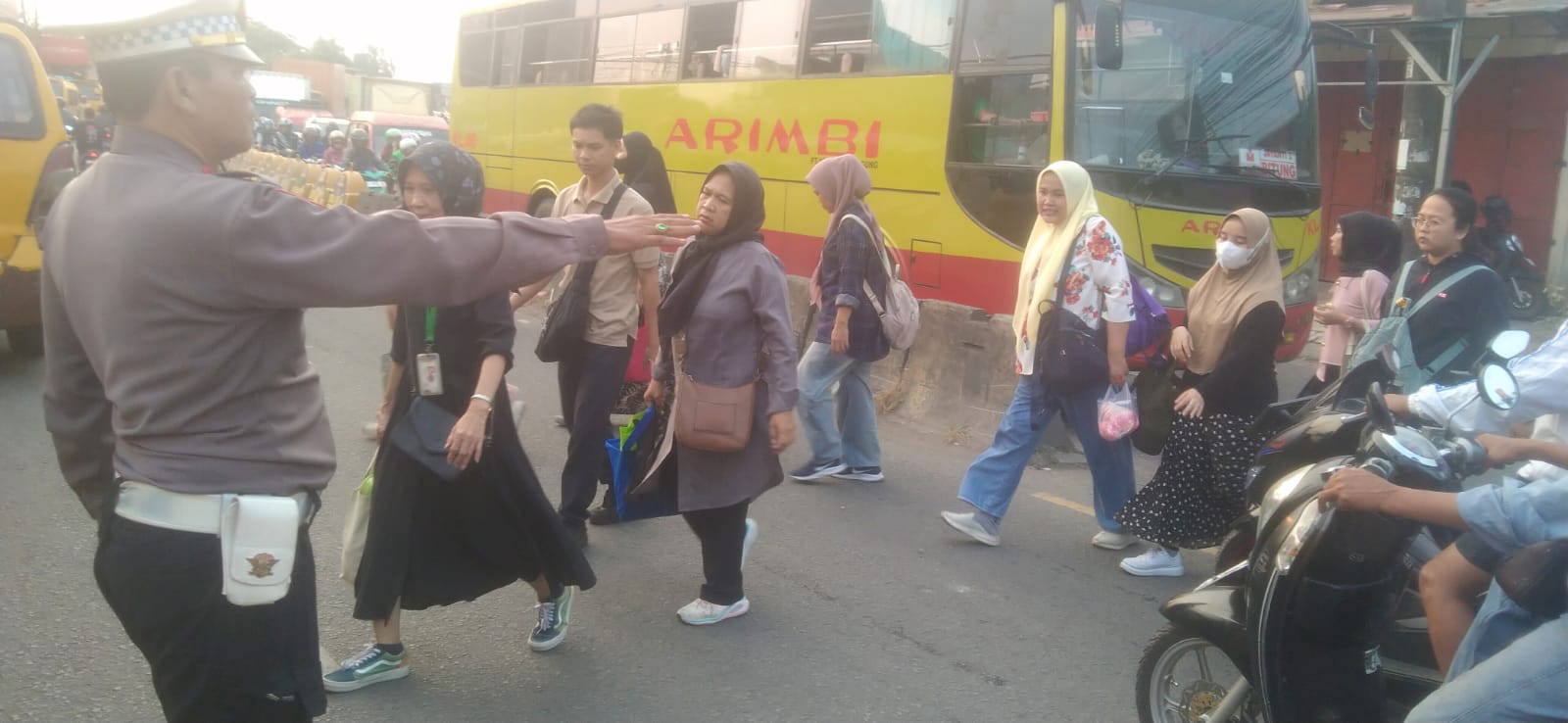 IPTU Udi Muhdi Pimpin Pengaturan Arus Lalu Lintas Sore Hari, Pastikan Jam Pulang Kerja Berjalan Aman dan Lancar IPTU Udi Muhdi Pimpin Pengaturan Arus Lalu Lintas Sore Hari, Pastikan Jam Pulang Kerja Berjalan Aman dan Lancar