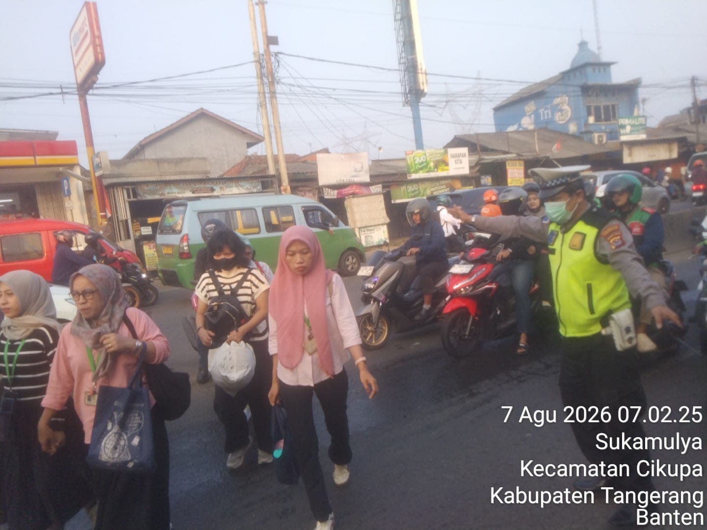 AIPTU Sapudin Laksanakan PECAK, Pastikan Arus Lalu Lintas Pagi di Pertigaan Columbus Tetap Lancar