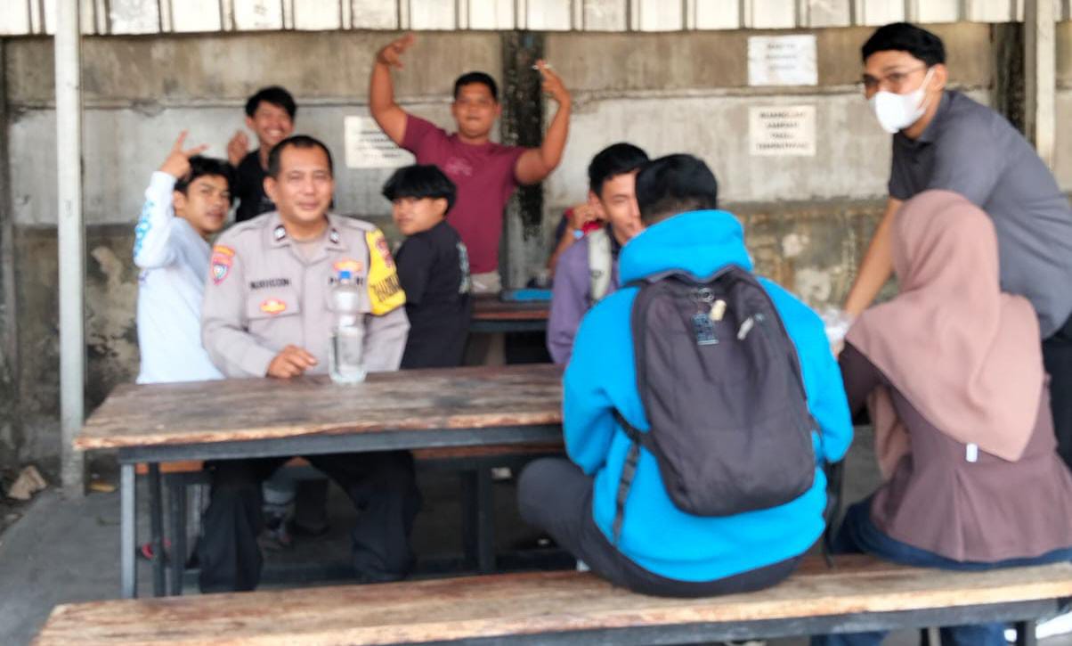 Bhabinkamtibmas Polsek Cikupa Dorong Warga Produktif Melalui Program Polisi Peduli Pengangguran di Desa Sukadamai Bhabinkamtibmas Polsek Cikupa Dorong Warga Produktif Melalui Program Polisi Peduli Pengangguran di Desa Sukadamai