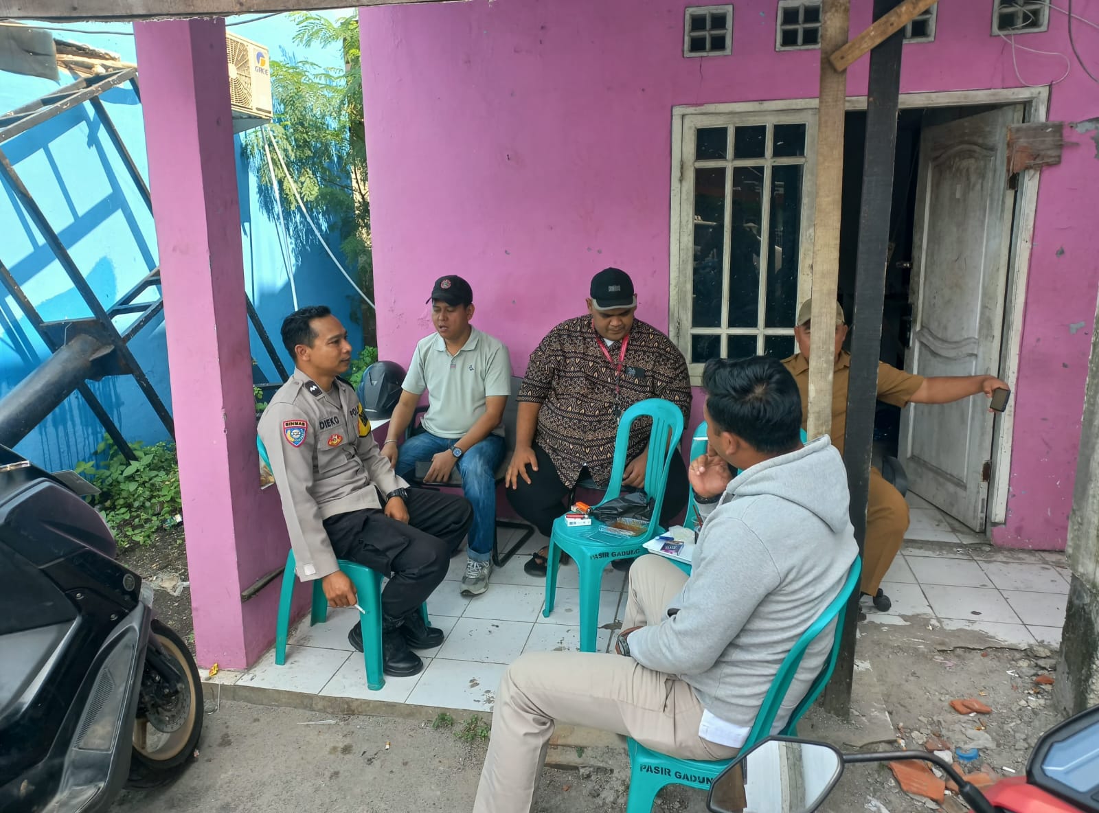 Sinergi TNI-Polri Dukung Program Poliran, Bhabinkamtibmas Pasir Gadung Berikan Motivasi kepada Warga Pencari Kerja