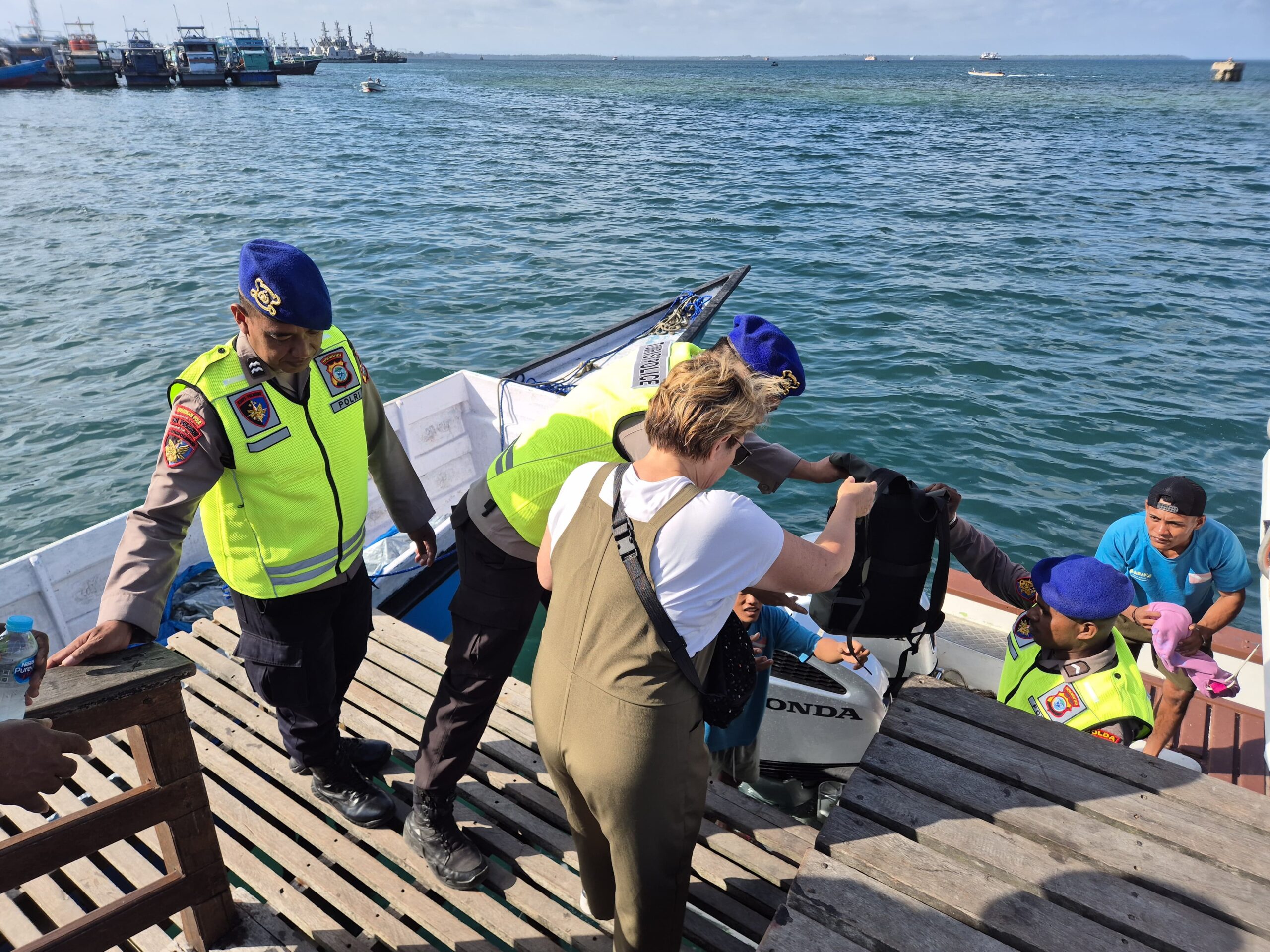 Tourist Police Ditpolairud Polda Papua Barat Daya Berikan Imbauan Keselamatan kepada Wisatawan