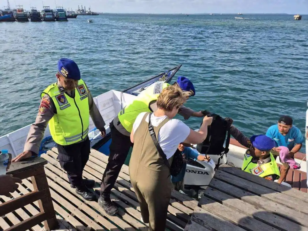 Tourist Police Ditpolairud Polda Papua Barat Daya Berikan Imbauan Keselamatan kepada Wisatawan