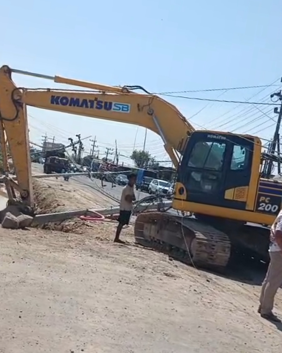 Enam Tiang PLN Roboh di Jalan Raya Manyar Gresik, Diduga Terdampak Proyek Pelebaran Jalan Enam Tiang PLN Roboh di Jalan Raya Manyar Gresik, Diduga Terdampak Proyek Pelebaran Jalan