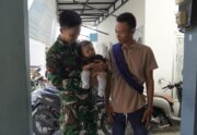 Sentuhan Hangat TMMD 129 Bojonegoro: Ketika Seragam Loreng Menjaga Senyum Sang Balita di Kesongo