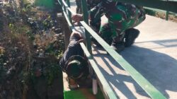 Menyambung Asa di Atas Sungai: Satgas TMMD 129 Bojonegoro dan Warga Wujudkan Jembatan Brang Etan Menyambung Asa di Atas Sungai: Satgas TMMD 129 Bojonegoro dan Warga Wujudkan Jembatan Brang Etan