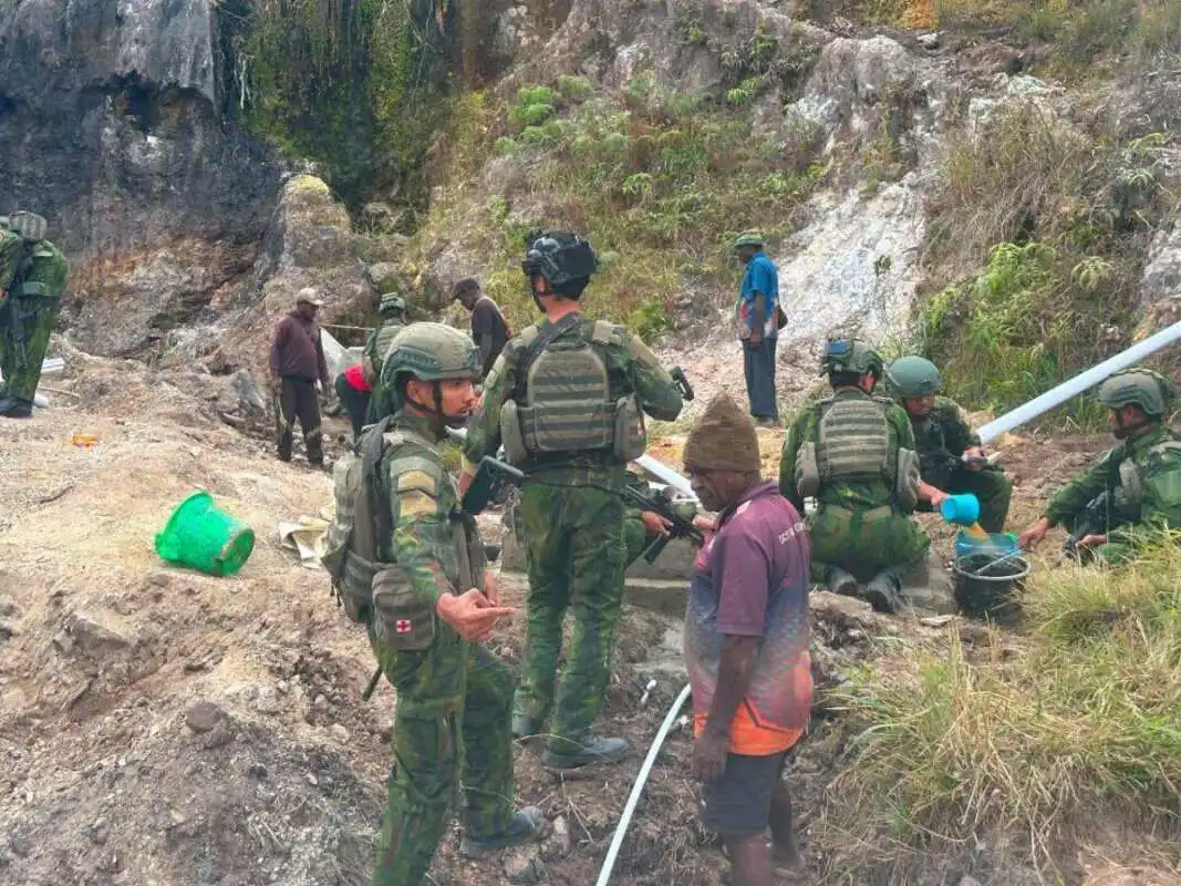 Gotong Royong Demi Setetes Kehidupan, Satgas Yonif 2 Marinir Bangun Penampungan Air Bersama Masyarakat Pasir Putih
