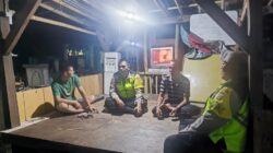 Bhabinkamtibmas Polsek Cikupa Sambangi Pos Siskamling, Ajak Warga Bersama Jaga Keamanan Lingkungan