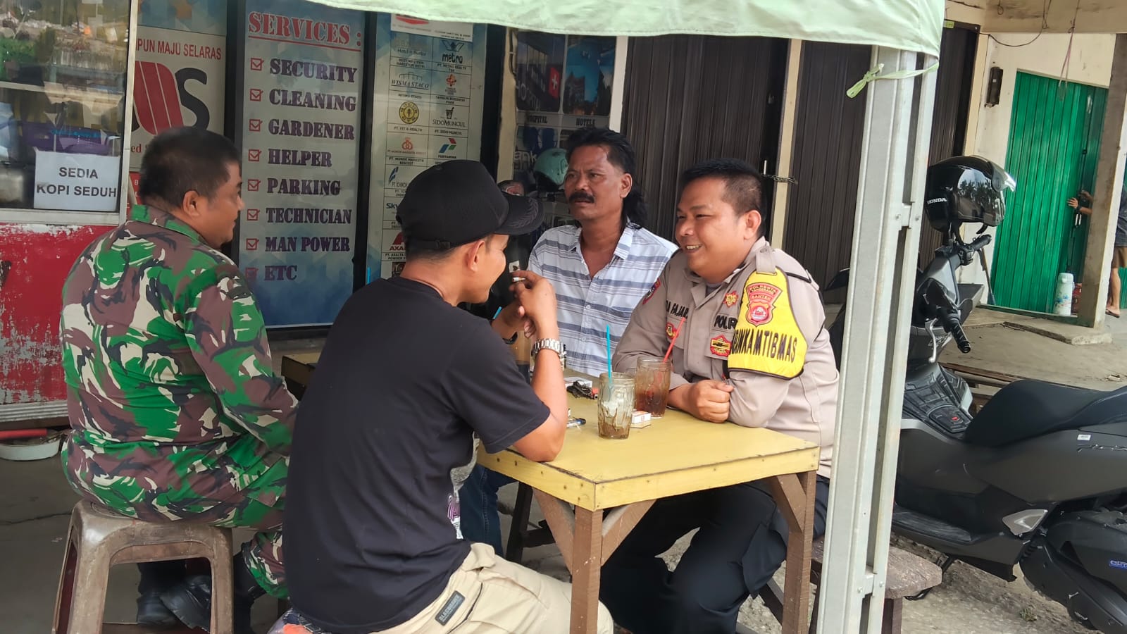 Bhabinkamtibmas Desa Bojong Bersama Babinsa Sambangi Warga, Serap Aspirasi dan Perkuat Kamtibmas