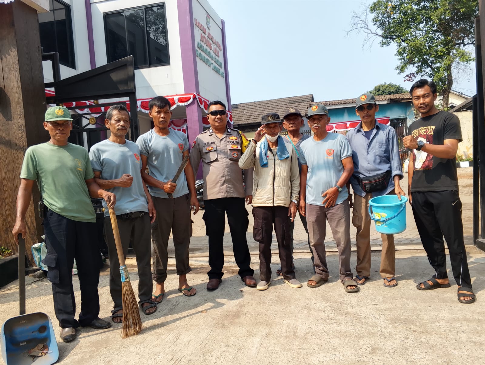 Bhabinkamtibmas Polsek Cikupa Bersama Warga dan Linmas Gelar Kerja Bakti di Desa Bitung Jaya