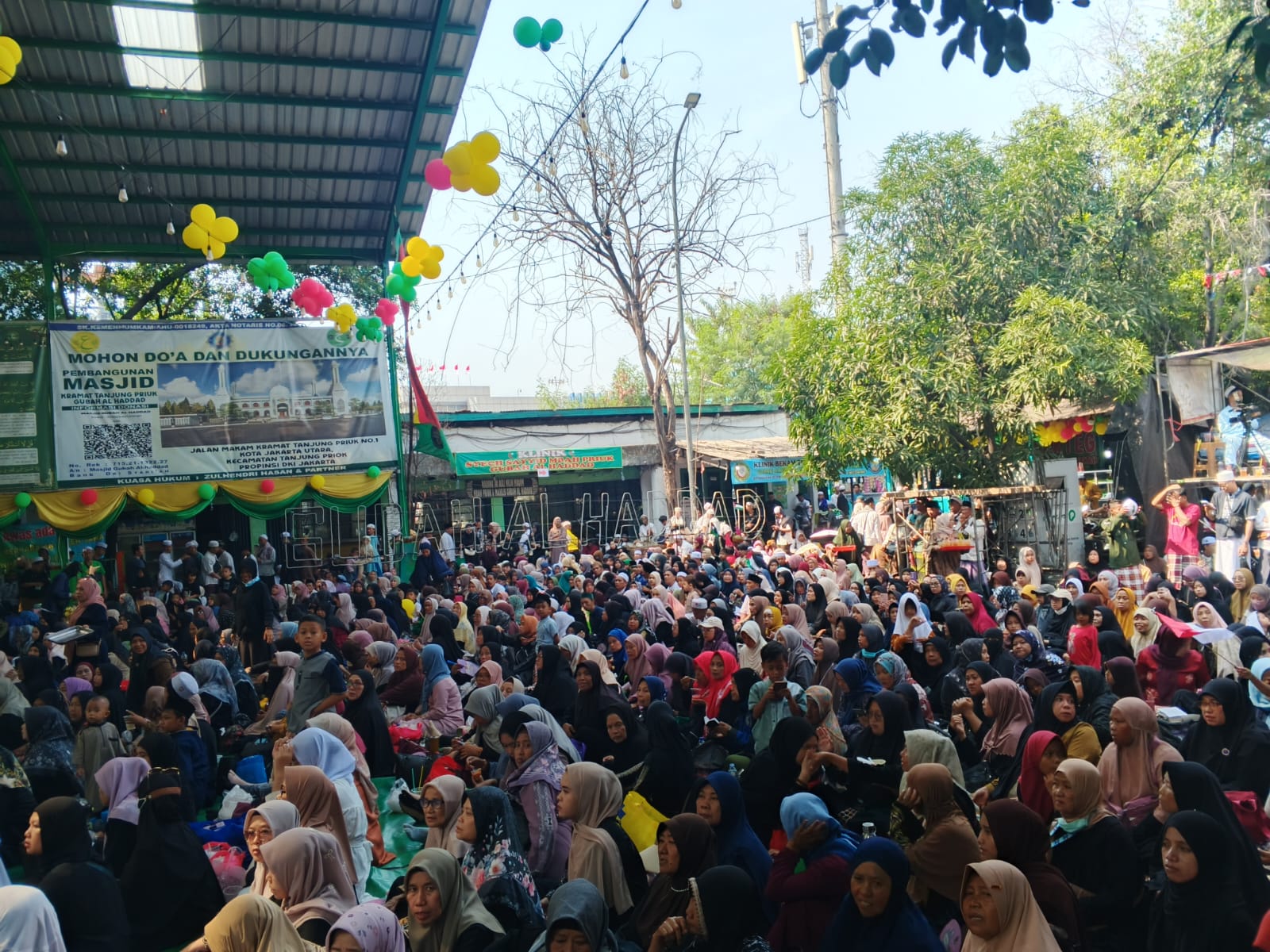 Haul Mbah Priok ke-271 Digelar di Tanjung Priok, Ribuan Jamaah Khusyuk Ikuti Rangkaian Ziarah dan Doa Bersama Haul Mbah Priok ke-271 Digelar di Tanjung Priok, Ribuan Jamaah Khusyuk Ikuti Rangkaian Ziarah dan Doa Bersama