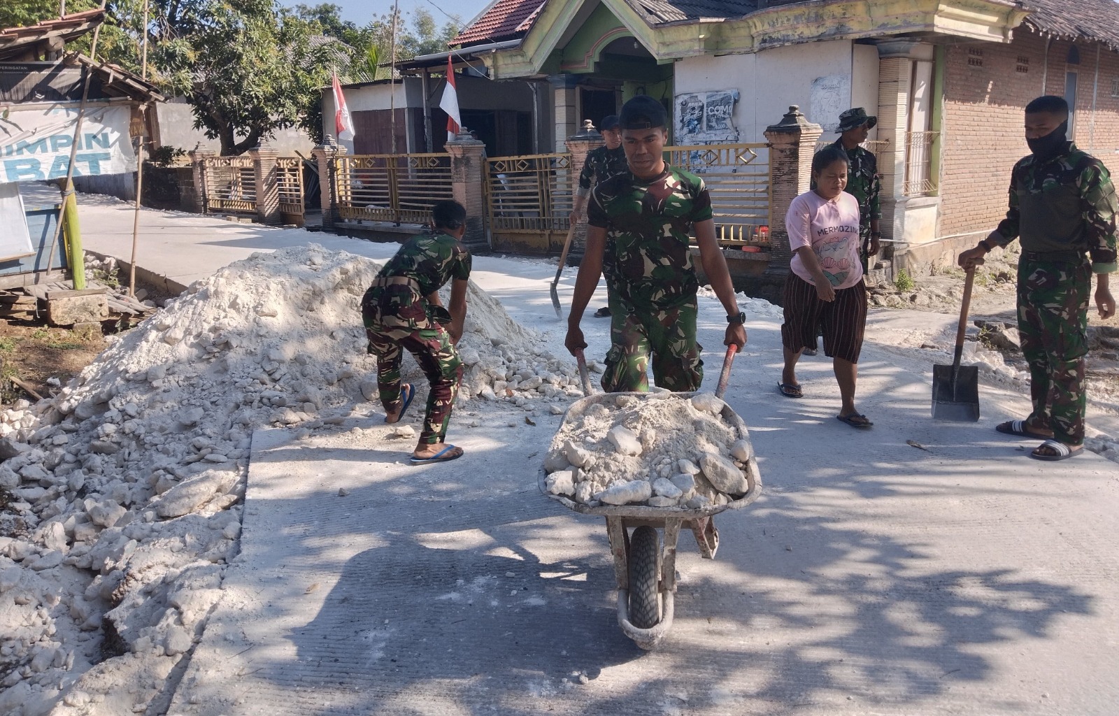 Menolak Menyerah pada Terik: Ketika Keringat Satgas TMMD 129 Bojonegoro dan Warga Kesongo Menyatu Demi Jalan Masa Depan