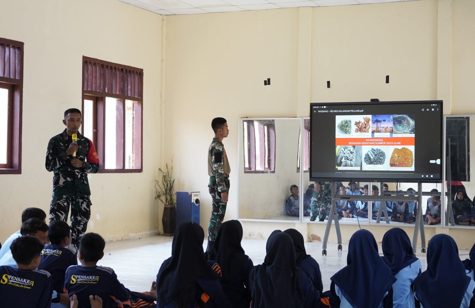 Menyapa Pelosok dengan Cinta Tanah Air: Cara Satgas TMMD 129 Bojonegoro Menyiapkan Pemimpin Masa Depan Menyapa Pelosok dengan Cinta Tanah Air: Cara Satgas TMMD 129 Bojonegoro Menyiapkan Pemimpin Masa Depan