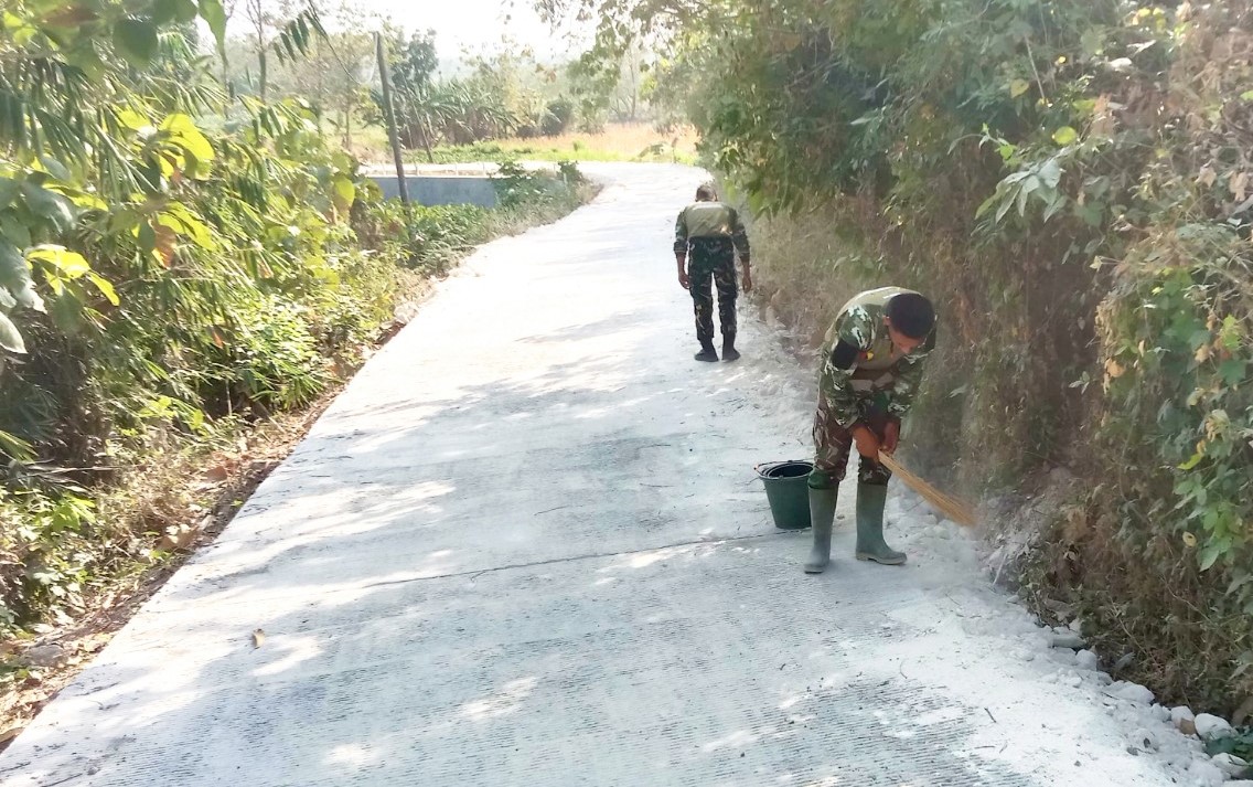 Sentuhan Akhir Bertangan Dingin: Satgas TMMD 129 Bojonegoro Bikin Jalan Desa Kesongo Rapi dan Aman Sentuhan Akhir Bertangan Dingin: Satgas TMMD 129 Bojonegoro Bikin Jalan Desa Kesongo Rapi dan Aman