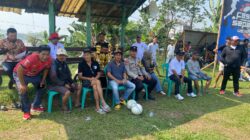 Bhabinkamtibmas Polsek Cikupa Monitoring Pertandingan Sepak Bola Antar-RT Sambut HUT RI ke-81 di Kelurahan Bunder
