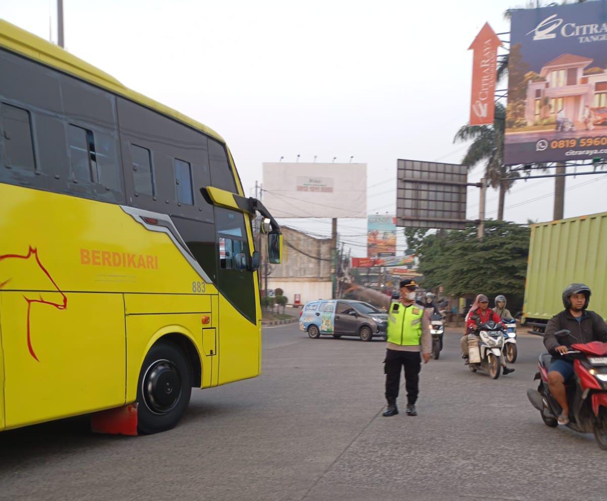 IPTU Rusandi Pimpin PECAK, Polsek Cikupa Atur Arus Lalu Lintas Pagi di Cikupa Mas