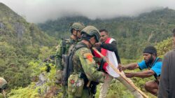 Satu Tiang, Satu Semangat, Satu Indonesia, Satgas Yonif 2 Marinir Bersama Pemuda Komopa Kibarkan Merah Putih