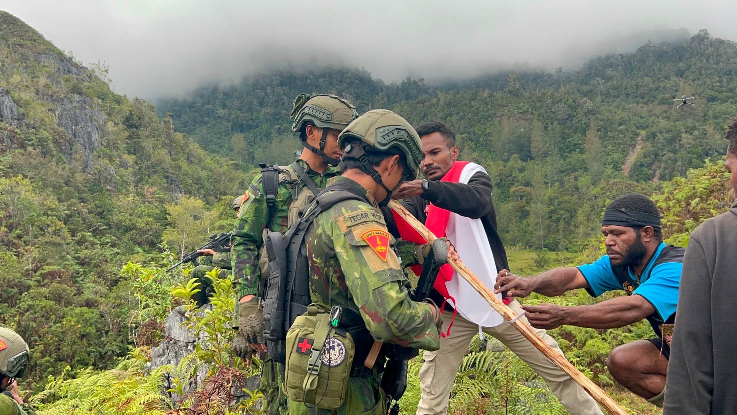 Satu Tiang, Satu Semangat, Satu Indonesia, Satgas Yonif 2 Marinir Bersama Pemuda Komopa Kibarkan Merah Putih
