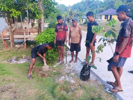 TMMD Ke-129 Kodim 1807/Sorsel, TNI dan Warga Tanam Pohon Bersama untuk Hijaukan Kampung Sesor
