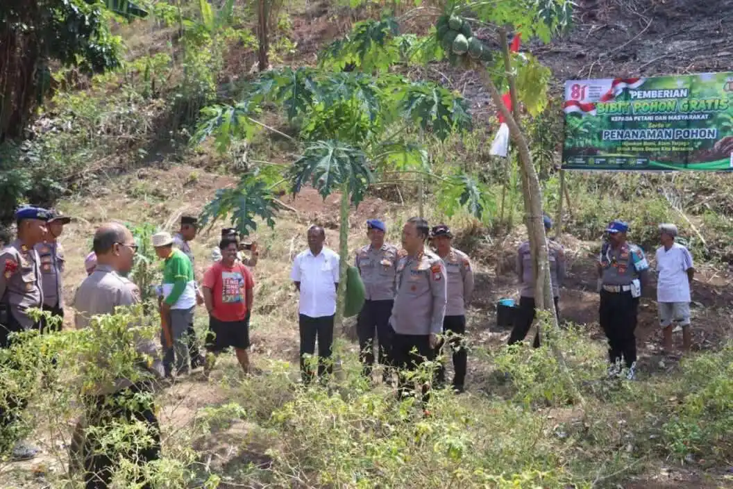 Polresta Sorong Kota Bagikan 100 Bibit Pohon Gratis, Dukung Penghijauan dan Ketahanan Pangan Masyarakat