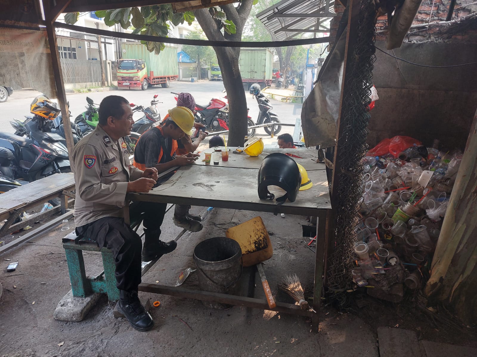 Program Poliran, Bhabinkamtibmas Desa Sukadamai Dorong Warga Pengangguran Tingkatkan Keterampilan Program Poliran, Bhabinkamtibmas Desa Sukadamai Dorong Warga Pengangguran Tingkatkan Keterampilan