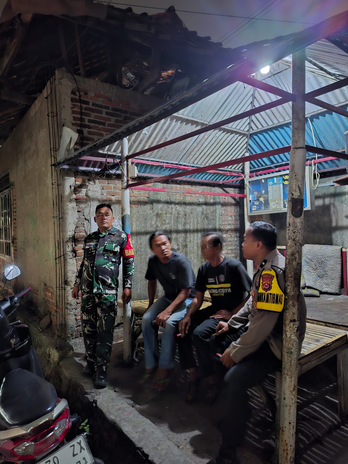 Bhabinkamtibmas Desa Cikupa Bersama Warga Laksanakan Satkamling, Wujudkan Kamtibmas Kondusif Bhabinkamtibmas Desa Cikupa Bersama Warga Laksanakan Satkamling, Wujudkan Kamtibmas Kondusif