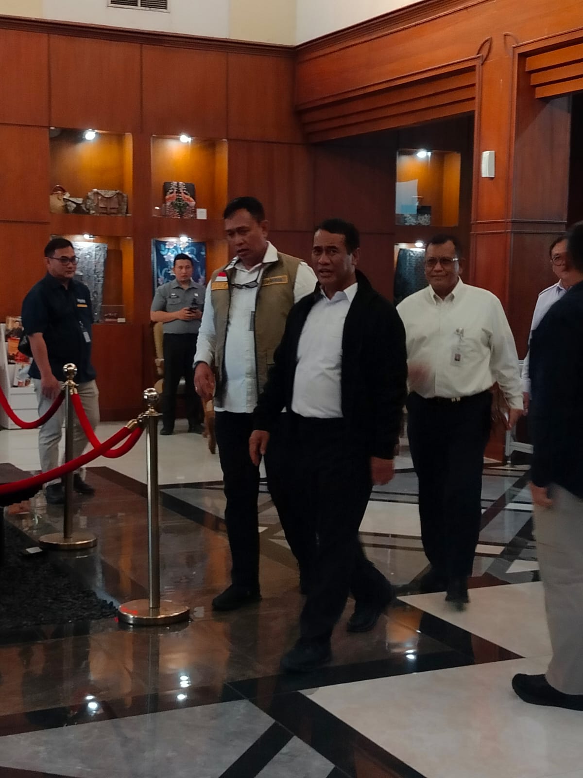 Usai Mendarat di Juanda, Mentan Amran Bertolak ke Gresik untuk Pantau Kekeringan Usai Mendarat di Juanda, Mentan Amran Bertolak ke Gresik untuk Pantau Kekeringan