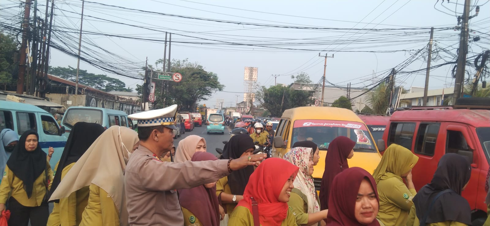 IPTU Udi Muhdi Pimpin PECAK, Polsek Cikupa Atur Lalu Lintas Sore di Pertigaan Columbus IPTU Udi Muhdi Pimpin PECAK, Polsek Cikupa Atur Lalu Lintas Sore di Pertigaan Columbus
